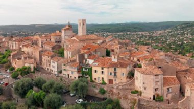 Saint-Paul-de-Vence kasabası. Saint-Paul-de-Vence ortaçağ güçlendirilmiş köyü, Cote dAzur, Güney Fransa. Fransız Rivierası 'ndaki tarihi tepe köyünün insansız hava aracı manzarası.