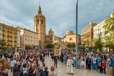Valencia, İspanya - 8 Nisan 2024: Sant Vicente Ferrer Festivali alayı, Placa de la Reina Meydanı, İspanya 