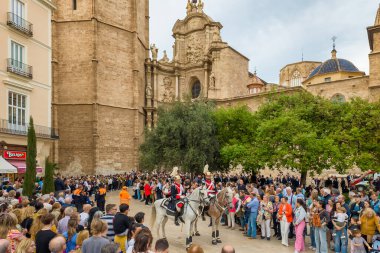 Valencia, İspanya - 8 Nisan 2024: Sant Vicente Ferrer Festivali alayı, Placa de la Reina Meydanı, İspanya 