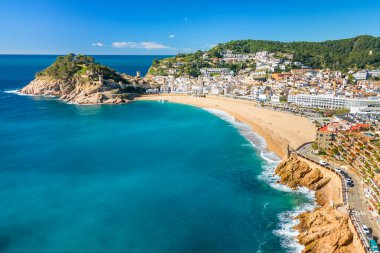 Costa Brava Akdeniz kıyısındaki Tossa de Mar kasabası Katalonya, İspanya. Turkuaz renkli suyu olan güzel bir sahil ve yaz boyunca Katalonya 'da Tossa de Mar kalesi..