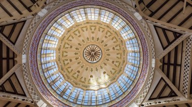 Valencia, İspanya - 9 Nisan 2024 Mercado Merkez Kubbesi. Valensiyalı Art Nouveau 'nun ana eserlerinden biri. Valencia, İspanya 'daki Merkez Pazarı' nın güzel tavanı