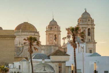  Gün batımında Cadiz 'deki Santa Cruz Katedrali, Endülüs, İspanya.