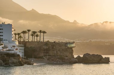 İspanya 'nın Endülüs kentinde gün doğumunda Costa del Sol Akdeniz kıyısındaki Nerja tatil beldesinde bulunan ünlü mirador manzaralı Balcon de Europa