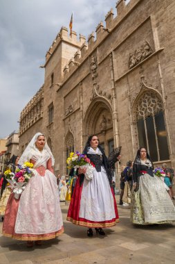 Valencia, İspanya - 8 Nisan 2024: Sant Vicente Ferrer Festivali alayı, Plaza de Ayuntamiento 'da geleneksel İspanyol elbiseli kadınlarla geçit töreni. 