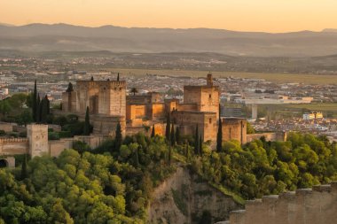 Granada, Endülüs, İspanya 'daki tarihi Alhambra sarayı. Alacakaranlıktaki eski Arap kalesi Alhambra. Granada 'nın ünlü kalesi