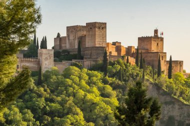 Granada, Endülüs, İspanya 'da günbatımında tarihi Alhambra Sarayı. Bu güzel akşamda eski Arap kalesi Alhambra.. 