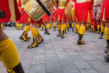 Verges, İspanya - 29 Mart: Kutsal Cuma geçidi, Roma askerleri Verges, Girona, İspanya 'da Kutsal Hafta veya Semana Noel Baba yürüyüşü sırasında yürüyorlar. 