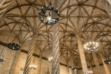 Valencia, İspanya - 8 Nisan 2024: Llotja de la Seda, Valencia 'nın son dönem Gotik tarzı tarihi bir yapıdır ve şehirde popüler bir turistik merkezdir. İpek Borsası binası