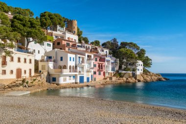 Begur, Katalonya, İspanya yakınlarındaki Costa Brava Akdeniz kıyısındaki Sa Tuna 'nın resimli köyü. Yazın Costa Brava sahilinde Idyllic plajı.