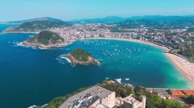 San Sebastian şehir manzarası, Bask ülkesi, İspanya. Monte Igueldo Kulesi, San Sebastian veya Donostia 'daki Monte Igueldo dağındaki görüş ve eğlence parkının üzerinde uçuyor..