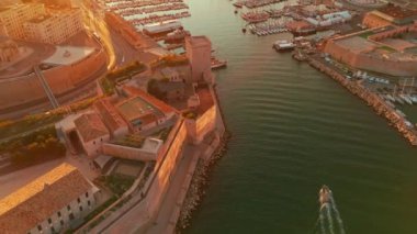 Güney Fransa 'da, Marsilya' daki tarihi Vieux Limanı 'nın hava manzarası. Güzel bir yaz sabahı, Fransa 'nın en büyük ikinci şehri olan Marsilya şehir manzarasına vurgu yapıyor.