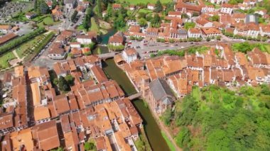 Fransa 'nın güneybatısında sakin bir nehir olan Saint-Jean-Pied-de-Port kentinin manzarası, Pirenes-Atlantik Bölümü. Bask ülkesi. Fransa 'nın En Güzel Köyleri