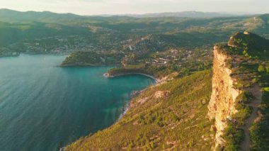 Güney Fransa 'da Cassis ve La Ciotat arasındaki Girit Yolu' nun hava görüntüsü. Yüksek uçurumları olan muhteşem bir Akdeniz kıyısı.