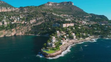 Nice ve Monako arasındaki Fransız Riviera kıyı şeridi havadan görünüyor. Lüks villalar yazın muhteşem Cote dAzur boyunca Akdeniz boyunca uzanır.