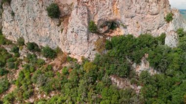 Güney Fransa 'daki Aude Bölümü' ndeki Peyrepertuse Ortaçağ Şatosu 'nun havadan görünüşü. Fransız Pireneleri 'nde bulunan muhteşem tarihi şatonun kalıntıları.