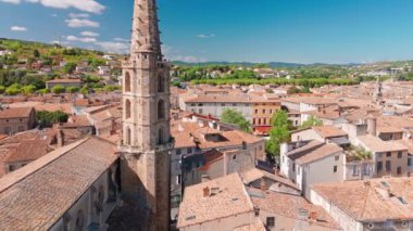 Fransa 'nın güneyindeki Limoux kasabasındaki Aude nehri üzerindeki Saint Martin Kilisesi ve Pont neuf köprüsünün hava manzarası.