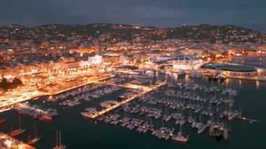 Cannes 'ın gece hava görüntüsü, Cote dAzur, güney Fransa. Fransız Rivierası 'nda yaz boyunca Cannes şehir manzarası. 