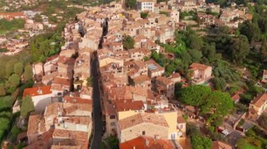 Cagnes-sur-Mer, Cote dAzur, Fransa 'daki büyüleyici Hauts de Cagnes köyünün hava manzarası. Fransız Rivierası 'ndaki tarihi tepe köyünün insansız hava aracı manzarası.
