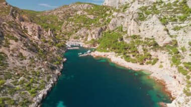 Fransa 'nın güneyindeki Marsilya yakınlarındaki Akdeniz kıyısındaki Calanque de Morgiou' nun hava manzarası. Calanques Ulusal Parkı 'nın bir parçası, bu cennet gibi yer mükemmel bir yaz seyahati yeri.