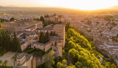 Granada, Endülüs, İspanya 'da günbatımında tarihi Alhambra sarayının hava manzarası. Bu güzel akşamda eski Arap kalesi Alhambra 'da. Granada şehir manzarasının hava aracı görüntüsü