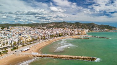 Sitges sahil kasabası ve Iglesia de San Bartolome y Santa Tecla kilisesi güneşli bir günde Katalonya, İspanya