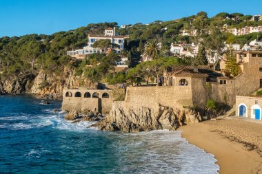 Calella de Palafrugell 'in güzel ve büyüleyici köyü Katalonya, Costa brava, İspanya' da gün doğumunda. Güzel Costa Brava manzarası