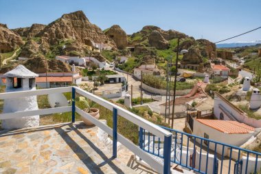 Guadix, İspanya 'nın Endülüs eyaletinde 16. yüzyıldan kalma Granada eyaletindeki mağaralarda yaşıyor. Cuevas de Guadix tarihi binaları