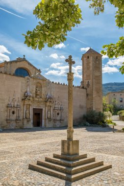 Katalonya, İspanya 'daki Santa Maria de Poblet Kraliyet Manastırı' nın girişinde tarihi taş çarmıha gerilme. Santa Maria de Poblet 'in Reial Monestir' i. İspanya 'daki güzel tarihi Poblet manastırı.