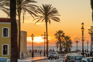 Cadiz, İspanya - 16 Nisan 2024: Cadiz, Endülüs, İspanya 'da günbatımında Atlantik Okyanusu kıyıları.