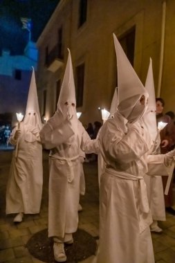 Verges, İspanya - 29 Mart: Verges, Girona, İspanya 'da Kutsal Hafta veya Semana Noel Baba. Geleneksel kostümlü ve mumlu geçit töreni.. 