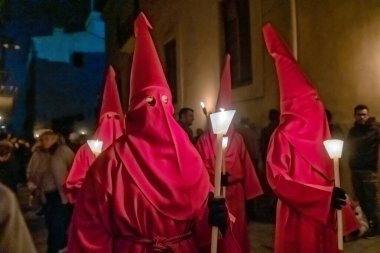 Verges, İspanya - 29 Mart: Verges, Girona, İspanya 'da Kutsal Hafta veya Semana Noel Baba. Geleneksel kostümlü ve mumlu geçit töreni.. 