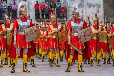 Verges, İspanya - 29 Mart: Kutsal Cuma geçidi, Roma askerleri Verges, Girona, İspanya 'da Kutsal Hafta veya Semana Noel Baba yürüyüşü sırasında yürüyorlar. 