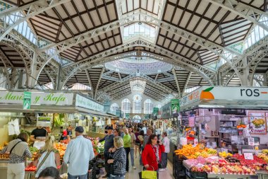 Valencia, İspanya - 9 Nisan 2024 Valencia Merkez Pazarı 'nın iç manzarası. Valencia 'daki Mercat Central. Merkezi gıda pazarının içi..