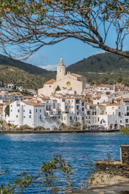 İspanya 'nın Katalonya bölgesindeki Akdeniz kıyısındaki Costa Brava kıyısındaki Picturesque Kadaques kasabası. Santa Maria de Cadaques Kilisesi ve güzel Costa Brava Sahili.