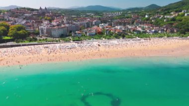 Yazın, Ondarreta Sahili 'nin San Sebastian' daki turkuaz sularıyla ya da Bask Bölgesi, İspanya 'daki Donostia şehrindeki hava manzarası. Kuzey İspanya 'da güzel bir yaz tatili