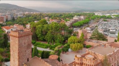 Mandelieu-la-Napoule 'deki Chateau de La Napoule' un havadan görünüşü, Cote dAzur, Güney Fransa. Günbatımında Fransız Rivierasında tarihi şato