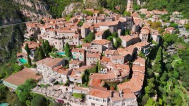 Akdeniz kıyısındaki ortaçağ köyü Eze 'nin havadan görünüşü, Fransız Riviera, Fransa. Eze 'nin tarihi kasabası, nefes kesici manzaralar ve turkuaz deniz sularıyla çevrili bir tepenin üzerine tünemişti.