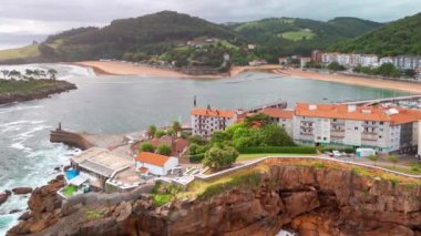 İspanya 'nın kuzeyindeki Bask Bölgesi Biscay' da Cantabrian Denizi 'nde resim gibi bir balıkçı köyü olan Lekeitio' nun hava manzarası. Andre Mariaren Jasokundearen Eliza Kilisesi Lekeitio 'da