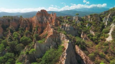 Les Orgues Ille sur Tet, Pyrenees Orientales, Languedoc Roussillon, Fransa 'da jeolojik alan. Ille sur Tet 'in ya da peri bacalarının havadan görünüşü. 