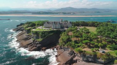 Magdalena Yarımadası, Santander, Cantabria, Kuzey İspanya. Yazın, Santander şehrindeki Magdalena Sarayı 'nın havadan görünüşü. Cantabrian Denizi 'nde engebeli kayalık bir kıyı şeridi olan güzel bir yarımada.