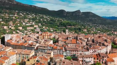 Ortaçağ şehri Vence 'in havadan görünüşü. Vence kasabası Fransa 'nın güneyinde Nice ve Antibes arasında Provence-Alpes-Cote dAzur bölgesinde Alpes Maritimes şubesinin tepelerinde kurulmuştur..
