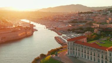 Güney Fransa 'da gün doğumunda Marsilya şehir manzarası. Marsilya 'da güzel bir yaz sabahı. Tarihi Vieux Limanı, Saint-Jean Kalesi ve Basilique Notre-Dame de la Garde