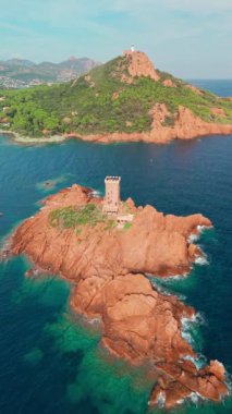 Yaz boyunca Fransız Rivierası 'ndaki Ile DOr' un hava manzarası. Güzel kayalık kıyı şeridi Akdeniz 'in turkuaz sularıyla Fransa' nın güneyindeki Cote dAzur boyunca kesişiyor.
