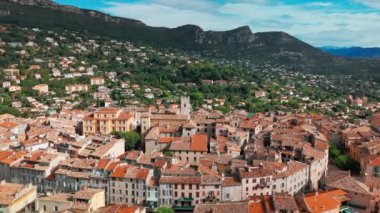 Ortaçağ şehri Vence 'in havadan görünüşü. Vence kasabası Fransa 'nın güneyinde Nice ve Antibes arasında Provence-Alpes-Cote dAzur bölgesinde Alpes Maritimes şubesinin tepelerinde kurulmuştur..