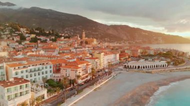 Menton 'un havadan görünüşü, Fransız Riviera, Fransa' da bir tatil köyü. Yazın renkli Menton kasabası, Cote dAzur 'da tarihi binalar ve güzel plajlar..