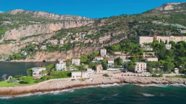 Nice ve Monako arasındaki Fransız Riviera kıyı şeridi havadan görünüyor. Lüks villalar yazın muhteşem Cote dAzur boyunca Akdeniz boyunca uzanır.