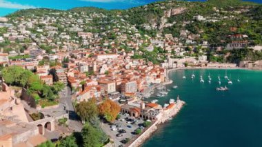 Nice yakınlarındaki Villefranche-sur-Mer şehrinin hava manzarası, Cote dAzur, güney Fransa. Fransız Rivierası 'nda popüler bir tatil beldesi..