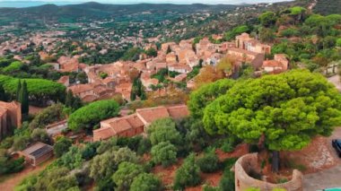 Fransız Rivierası 'ndaki Bormes-les-Mimosas köyünün hava manzarası. Tarihi ortaçağ evleri Güney Fransa 'daki Akdeniz kıyısına bakan bir tepeye kurulmuştur..