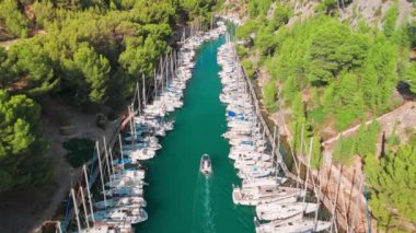 Fransa 'nın güneyindeki Cassis Köyü yakınlarındaki Akdeniz kıyısındaki Calanque de Port Miou' nun hava manzarası. Calanques Ulusal Parkı 'nın bir parçası. Bir sürü yelkenli teknesi olan dar bir fiyort.