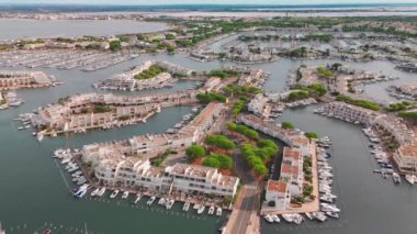 Fransa 'nın güneyindeki Le Grau-du-Roi limanının hava manzarası. Fransız Akdeniz kıyısındaki güzel marina. Fransız Rivierası 'nda lüks bir gayrimenkul..